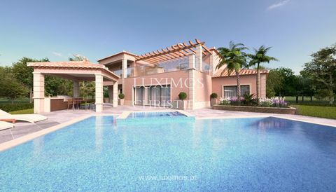 Villa de luxe de 4 chambres , en cours de construction , située dans le quartier très recherché d'Alvor, à proximité du terrain de golf de Penina Hotel & Golf Resort. Cette propriété présente un style traditionnel avec tout le confort moderne, du cha...