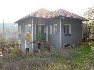Price: €6.000,00 District: Vratsa Category: House Area: 110 sq.m. Plot Size: 1000 sq.m. Bedrooms: 3 Bathrooms: 1 Location: Countryside An old rural house located in the outskirts of a quiet village 40 km away from the town of Vratza,Bulgaria.The hous...