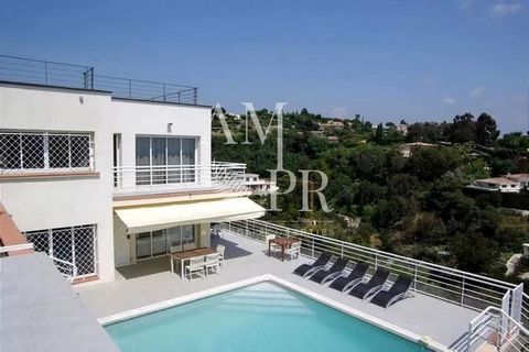 Amanda Properties offers for renting in a prestigious area of Super Cannes on the heights, beautiful villa of contemporary architecture. Surrounded by a large garden terraces, it enjoys a superb view of the sea and the Cap d'Antibes. The large window...