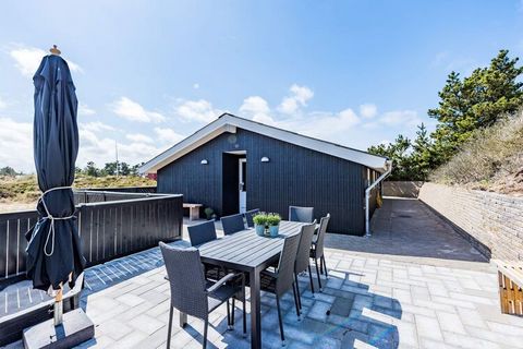 MAX 1 HUND. Schönes Ferienhaus auf großem Naturgrundstück in der nähe des Strandes in Henne Strand an der Nordsee. Das Ferienhaus hat eine helle Wohnzimme r mit Küche kombiniert. Im Wohnzimmer ist der Zugang zur geschlossenen und teil- weisen überdac...