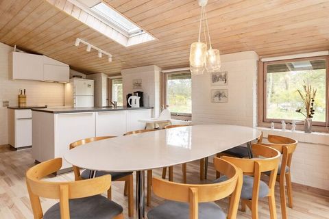Maison de vacances avec bain à remous située dans les dunes intérieures de Lodskovvad, à proximité de la plage adaptée aux enfants et d'Ålbæk. La maison est simple, lumineuse et bien meublée avec cuisine-séjour/salon mansardée et accès à la terrasse ...