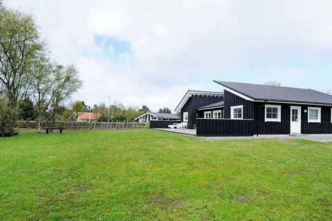 Dieses einzigartige Ferienhaus ist durch eine gelungene Raumaufteilung gekennzeichnet. Es liegt auf einem Grundstück mit einem angelegten Garten sowie Schaukel und Sandkasten für die Kleinen. Das Haus ist gut ausgestattet, mit modernem Mobiliar und i...