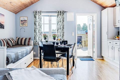 Cozy cabin in the middle of Öland's summer paradise Böda, where you have walking distance to the wonderful expansive sandy beach. The cabin, which was renovated in 2018, is in good condition with open up to the ridge for lovely space. Here you have a...