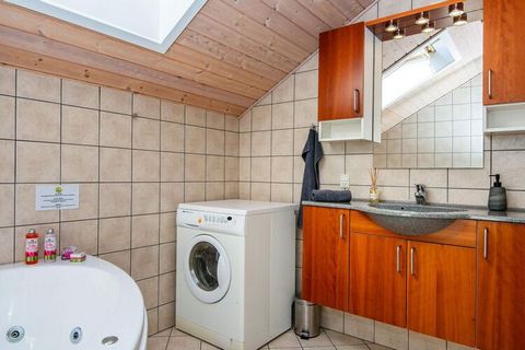 Ferienhaus mit Whirlpool im Bad und ruhiger Umgebung bei Skaven Strand, in der Nähe des Ringkøbing Fjordes. Das Haus ist gut ausgestattet mit 3 Schlafzimmern und einem offenen Küchen-/Wohnbereich für das Familienleben. Zudem werden eine klimafreundli...