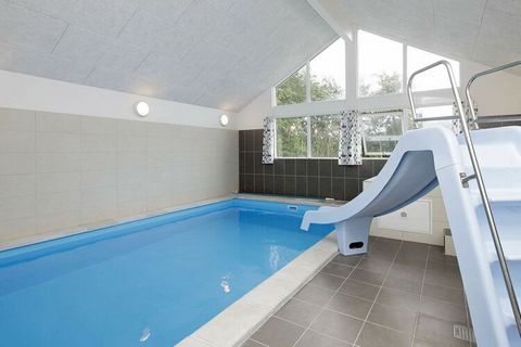 Questa casa vacanze ben arredata a Blåvand dispone di un'impressionante area piscina con 18 m & # 178; grande piscina con acquascivolo, impianto controcorrente e idromassaggio da 4-6 persone oltre ad una grande sauna. Nella grande camera da letto pri...