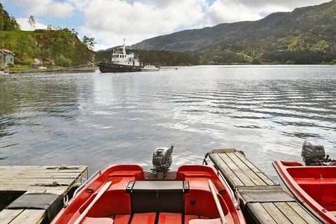 Geräumiges Ferienhaus unmittelbar am Wasser, nur etwa 3 m vom Fjordufer gelegen! Mehrere Boote für Angelausflüge zu mieten. Erfreuen Sie sich auch vom Wohnbereich aus an dem schönen Fjordblick! Den Fang des Tages kann man draußen auf dem Grill zubere...