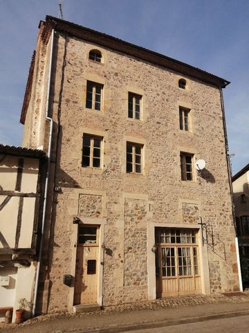 Saint Germain de Confolens - Fantastic property with terrasse and views on to the Vienne. The property dates back to the 18 century and is full of period details with large windows letting in light. The house was orginally a bar/restaurant and chambr...