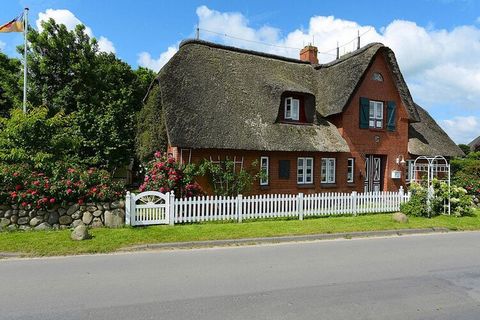 Cozy holiday apartment in a beautiful, thatched holiday home, just 3,500 meters from Wyk. The house is an ideal starting point for cycling tours and hikes to discover the island of Föhr. End the day in the garden and enjoy the peace and relaxation aw...