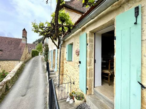 This beautifully and sympathetically restored home sits on the heights of La Roque-Gageac, one of the prettiest villages in France. Before you even get inside your breath will be taken away by the stunning views of the Dordogne river and its chateaux...