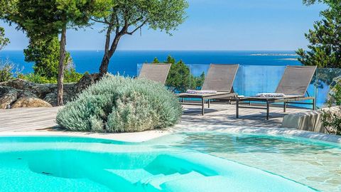 Villa in Porto Rotondo/Sardinien Diese kürzlich erbaute, unabhängige Villa mit ca. 250 qm Fläche befindet sich auf einem ca. 40.000 qm großen Grundstück am Meer gelegen mit direktem Zugang zum Meer und üppiger mediterraner Vegetation. Der Strand von ...