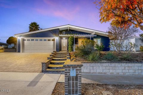 Welcome to this single-story, 3-bedroom 2 bath home sitting on a 14, 000 sq ft lot in one of the most desirable neighborhoods in Thousand Oaks! Once inside, guests are welcomed by wonderful, naturally engineered hardwood flooring throughout, high cei...