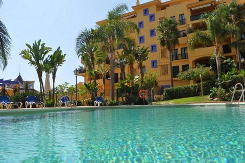 Located in San Pedro de Alcántara. Fantastic location for a great holiday! Beautiful apartment located in a nice beachside gated urbanization in San Pedro de Alcantara, within minutes walk to the beach, the centre of the city and all amenities. The p...