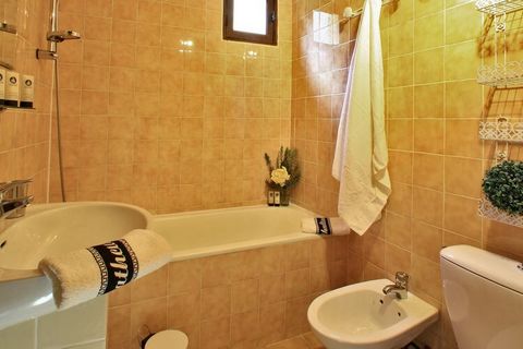 Located in Souillac on the private estate of Font Neuve, this child-friendly holiday home has 3 bedrooms for 6 people. Ideal for families, guests can relax in the swimming pool, sauna, bubble bath, and access free WiFi here. You can explore the orcha...