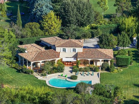 Explore this magnificent Provencal house, just 15 minutes from the Aix-en-Provence city center. Designed by a renowned architect, it offers spacious interiors, high-end finishes, and an idyllic setting. On the ground floor: a beautiful entrance, a li...