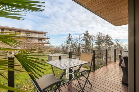 EXCLUSIVE – DEBROUSSE. In the private domain of Parc Debrousse, Lyon 5 with a view and absolute calm, TCL bus at the foot of the residence with secure access. This 47.86 sqm apartment will seduce you with the quality of its services. It consists of a...