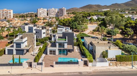 Questa villa si trova a Playa Honda, Cartagena, Murcia, una tranquilla zona costiera con un clima piacevole tutto l'anno. La villa ha un terreno di 430 m2 e una superficie costruita di 153 m2, distribuiti su due piani. La villa dispone di quattro cam...