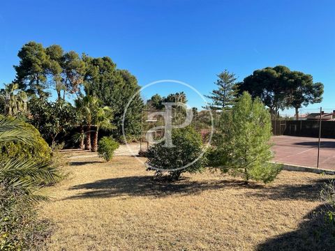 LAND FOR SALE IN EL VEDAT Urban plot of 1.604 m2 in El Vedat de Torrent. The plot is located in the prestigious Santa Apolonia urbanization. This urbanization has a social club with Olympic swimming pool, tennis courts, paddle tennis courts, children...