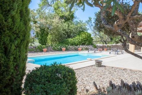Riani Immobilier offers for sale in a popular and quiet environment of Cabrières d'Avignon, close to amenities, beautiful traditional country house from 2006 perfectly maintained of approximately 170 m² of living space with adjoining garage, swimming...