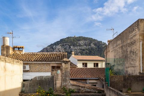 Town house needing a complete renovation in walking distance to all amenities in Pollensa town This traditional village house, for sale in Pollensa, is a fantastic investment opportunity in a sought-after area with lots of potential. Although in need...