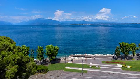 In the heart of Desenzano del Garda, directly overlooking Piazza Cappelletti and the lake, Garda Haus Luxury offers in exclusive prestigious apartment finely renovated while preserving its elegant appearance. Located on the second floor, this unit en...