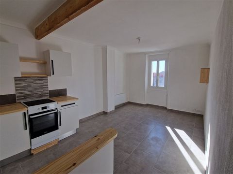 For sale in the town of Alès, 5 minutes walk from the city center, type 2 apartment (35.54 m2) renovated (kitchen, tiling, bathroom, attic insulation with cellulose wadding, etc... ). No trustee charges. Tuc real estate Alès Christophe Barthelot Refe...