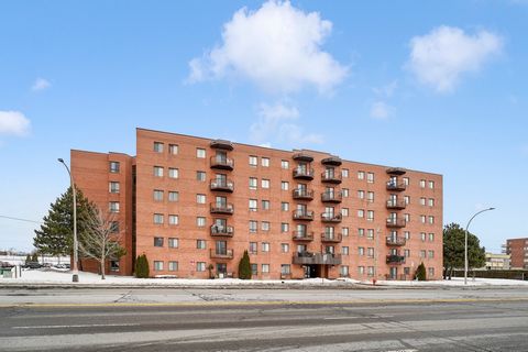 Beautiful condo located in Saint-Laurent, close to all services and amenities, parks, schools and more! Consisting of 3 very spacious bedrooms and 2 bathrooms. Garage and storage space included. Currently rented at $1220/month. To have ! Water heater...