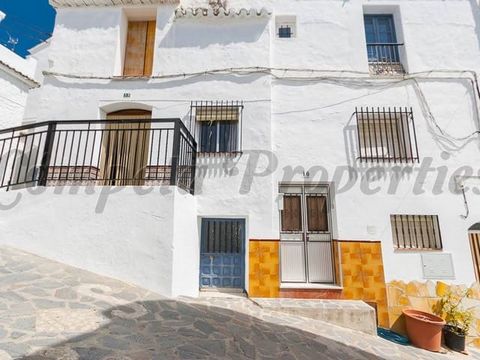 Casa adosada en Canillas de Albaida, 7 dormitorios, 2 baños y una terraza en la azotea