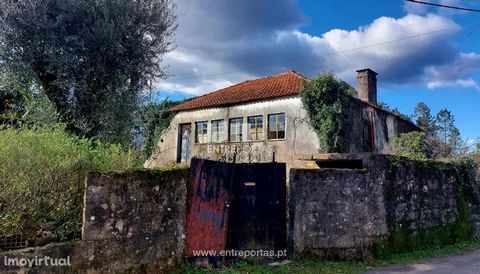 Sprzedaż małej farmy z domem do odzyskania, Meixedo, Viana do Castelo. Położony w pobliżu zjazdu na A28 w bardzo spokojnej okolicy z doskonałym dojazdem. Małe gospodarstwo z imponującym kamiennym domem (244m² implantacji), położone na dużej działce o...