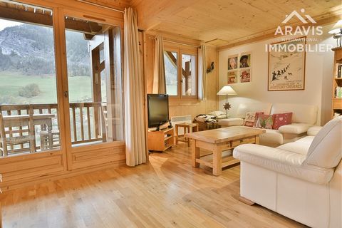 Discover exclusively with Aravis International this 70m2 apartment located in a small condominium on the Outalays sector, at the foot of the track, in Grand-Bornand Chinaillon. This beautiful and bright apartment has a living area with open kitchen g...