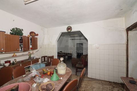 Located in Lugar de Cotovelo, parish of Aldeia Gavinha and municipality of Alenquer. This villa consists of 124m2 of Private Area and 261m2 of patio. Located in an area of excellence, overlooking the mountains. The buildings are in need of rehabilita...