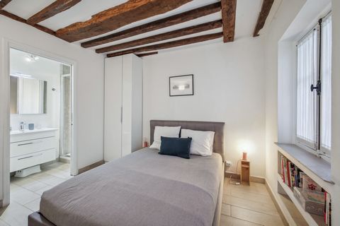 This pretty pied-à-terre, which has just been completely renovated by an architect, is located in a building dating from the end of 1600 in the heart of the 7th arrondissement, a stone's throw from Le Bon Marché, in a very quiet and charming area. It...