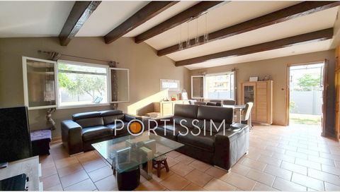 RARE on the market, Detached villa on one level, 4 Rooms with swimming pool, garden and annex. This house will seduce you with its large living room with fireplace, its high ceiling with beams, in a contemporary style in good general condition, it of...