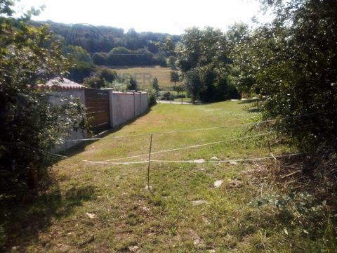 Located in the village of Soye in France 10 minutes from Ilse-sur-le-Doubs, we offer a building plot of more than one hectare. Possibility to buy only 5,550 m2. Selling price in euro 170'000.00. Das Hotel liegt im Dorf Soye in Frankreich, 10 Minuten ...