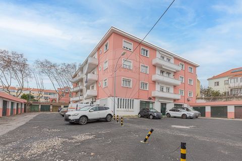 Description 4 Bedroom Apartment / Investment in ARU location / Paço de Arcos Have the privilege of living and/or investing in this apartment for total construction located just 1 min walk from the Municipal market and square Dioniso dos Santos Matias...