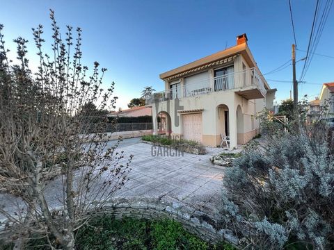IDEAL ARTISANT Exclusively - In the town of Pontet, spacious detached house composed of a habitable part upstairs of 167 m2 including, a living room of 67 m2, a dining area, a separate kitchen, 4 bedrooms and an office. On the ground floor, a T2 apar...