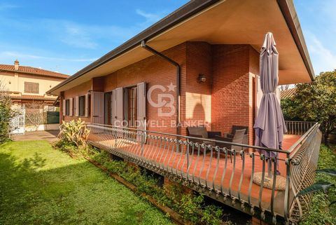 Located a few steps from the center of Forte dei Marmi and the renowned beaches, this charming villa offers an oasis of peace and tranquility. Developed entirely on a single floor, the residence is characterized by bright and comfortable spaces. A la...