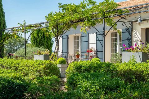 Located just 15 minutes from Aix-en-Provence in a peaceful setting, a 163 m2 house is bathed in natural light, creating a warm and welcoming atmosphere. Accommodation, on the ground floor: a living room with an elegant wood stove, a dining room, a mo...