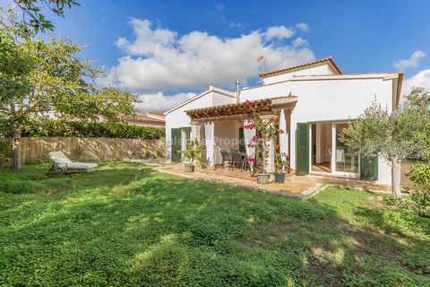 Lovely 2 bedroom villa close to the beach and Es Trenc in Sa Rápita This well-presented villa, for sale in Sa Rápita, is located in a peaceful residential area , not far from the beach, and walking distance from the nearby shops and restaurants. The ...