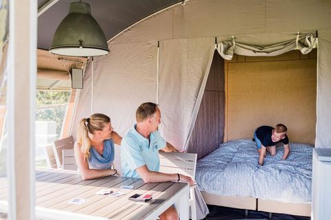 Cette jolie tente lodge indépendante est située dans le camping familial 4 étoiles Camping Le Clou, accueillant pour les enfants, qui se trouve entre deux rivières et est entouré de nombreux petits villages. Il est niché au milieu des arbres, sur un ...
