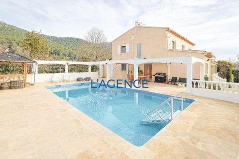 Signs, close to the city center, a house of 200m2 on a plot of 1200m2 with swimming pool comprising 8 rooms: on the ground floor, entrance, large living room of 53m2, a separate fitted kitchen with scullery, hallway, 2 bedrooms with bathroom and toil...