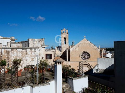GALATINA - CENTER - SALENTO EXCLUSIVE NOBLE RESIDENCE IN THE HEART OF GALATINA We present you an extraordinary opportunity: a magnificent Palace located in a corner position in the heart of Galatina, independent from ground to sky. This residence rep...