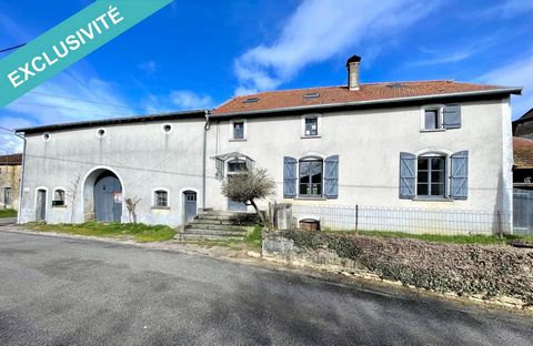 Located in Outremécourt, this country house enjoys a peaceful and green setting at the foot of the ancient city of Mothe. The town offers an environment conducive to relaxation, while being close to various services such as the A31 motorway exit (10m...
