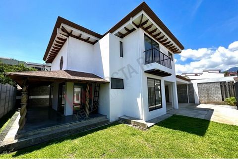 For sale or rent, this spectacular detached house with 7 bedrooms, newly remodeled with luxury finishes! AS BRAND NEW! It can be used as a residence or an office since it has mixed-use zoning! The house is located on a very safe street with a guard b...