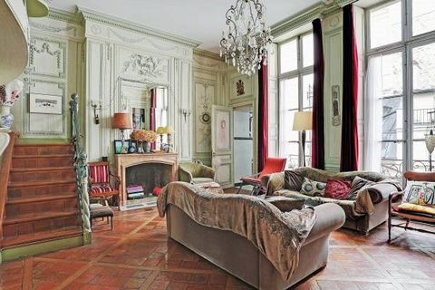 On the noble (1st) floor of the private mansion of Le Duc de la Force, elegant dual-aspect apartment of 125.11 m² >1m80 (floor area 145 m²). It is comprised of a vast living-room with mezzanine, a separate kitchen, 3 bedrooms (one with mezzanine, one...