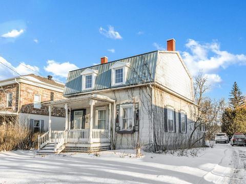 Magnificent property built around 1870, having kept its character while being renovated and carefully maintained by its owners. There you will find a spacious kitchen with its dinette area, as well as a dining room and a warm living room. The propert...