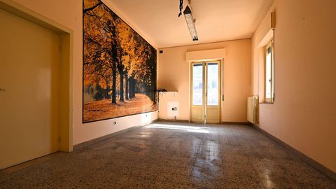 In Roseto degli Abruzzi, in a very central area, we have a semi-detached solution on the first floor, with an independent entrance, of an internal square footage. 130 with adjoining attic and possibility of elevation. Are you looking for a property w...