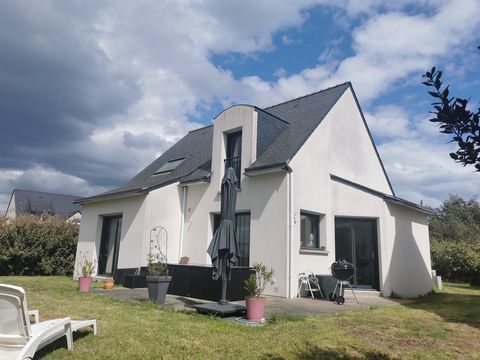 MOCQUARD Immobilier offers you this house ideally located between village and beaches. This bright house built in 2015 offers on the ground floor: a kitchen open to living room (41m2), 5 bedrooms, one on the ground floor, 2 shower rooms, pantry, gara...