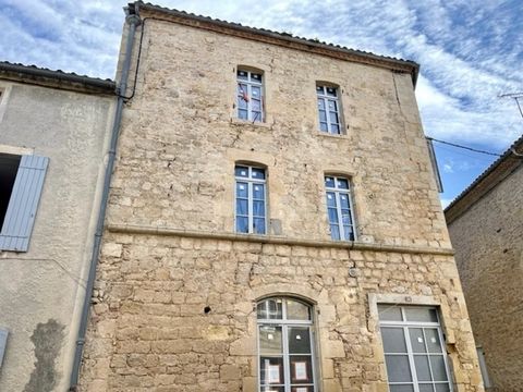 IDEAL INVESTOR. 3 minutes from Langon, in the heart of the medieval city of St Macaire, come and quickly discover this beautiful stone building to finish renovating more than 400 m2. Possibility to create 8 housing ranging from T2 to T3. The risks to...
