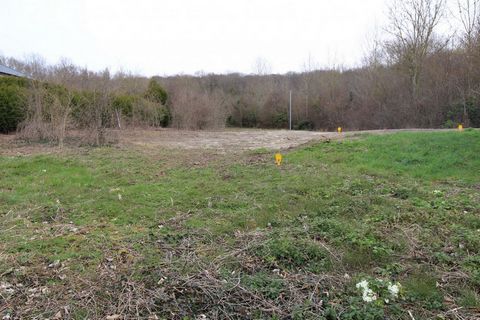 Building plot of about 800 m2 in UDa zone. Footprint 50%. Very nice façade, flat land, South / West exposure. Residential area, quiet. 10 minutes walk to schools and 15/20 minutes walk to the train station. Excellent opportunity. Rare at this price m...