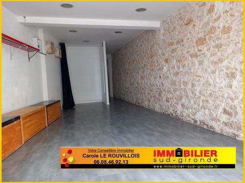 Completely renovated premises located in the city center, passing axis and parking. On the ground floor a room of 35m2 including a toilet with washbasin, a reserve in the background. Upstairs a large space with a corner equipped with arrivals and clo...